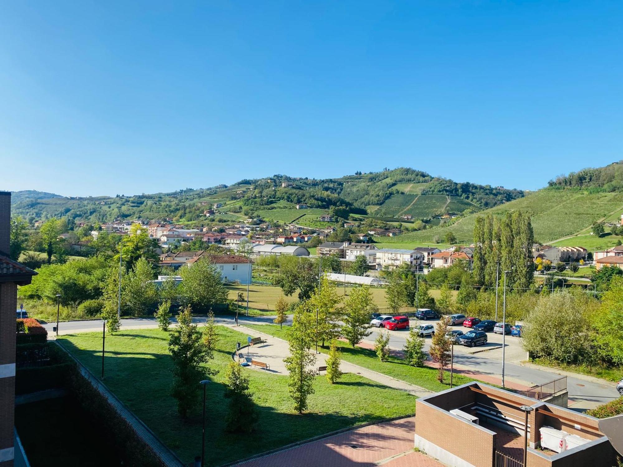 Attico Nel Cuore Delle Langhe - Free Parking Wi-Fi E Ac Alba  Exterior foto